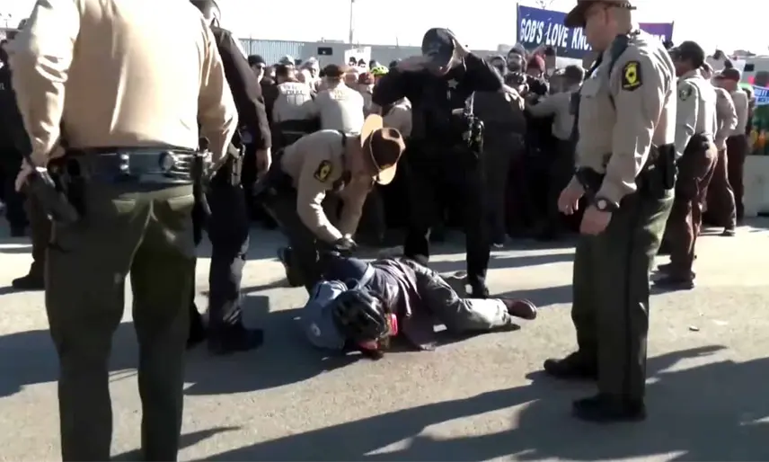 Arrestan a más de 20 manifestantes afuera de instalaciones del ICE en Chicago