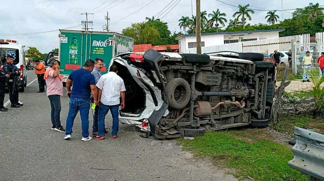 Vuelca transporte público y 9 personas resultan heridas
