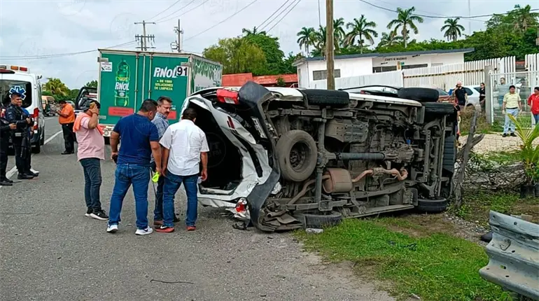 Vuelca transporte p&uacute;blico y 9 personas resultan heridas