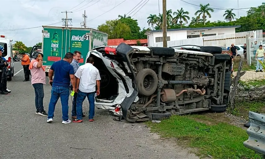 Vuelca transporte público y 9 personas resultan heridas