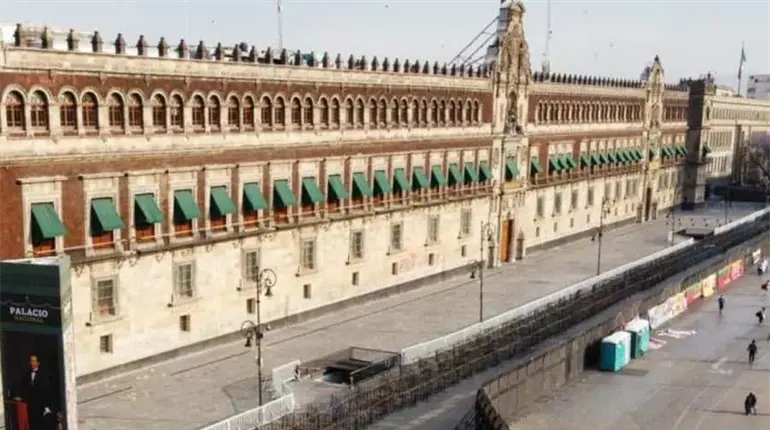 Refuerzan seguridad en el Zócalo con barricadas de concreto previo a la marcha de la Generación Z