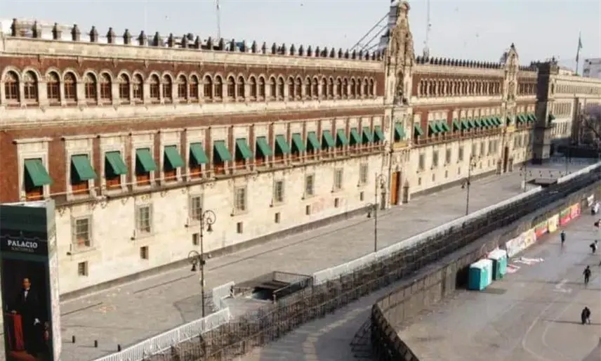 Refuerzan seguridad en el Zócalo con barricadas de concreto previo a la marcha de la Generación Z