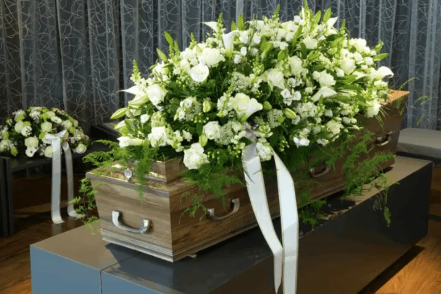 Señora huye con 50 mil pesos reunidos para el funeral de su hijo policía en NL