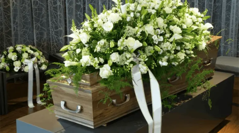 Señora huye con 50 mil pesos reunidos para el funeral de su hijo policía en NL