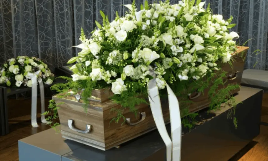 Señora huye con 50 mil pesos reunidos para el funeral de su hijo policía en NL