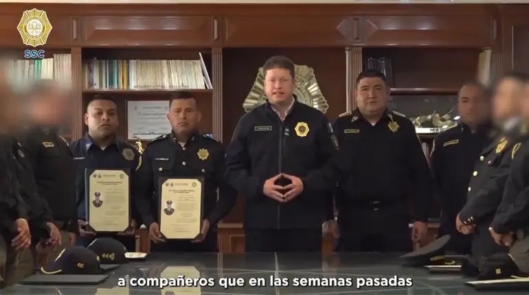 Ascienden y reconocen a 13 policías en CDMX por detención de generadores de violencia y actos heroicos