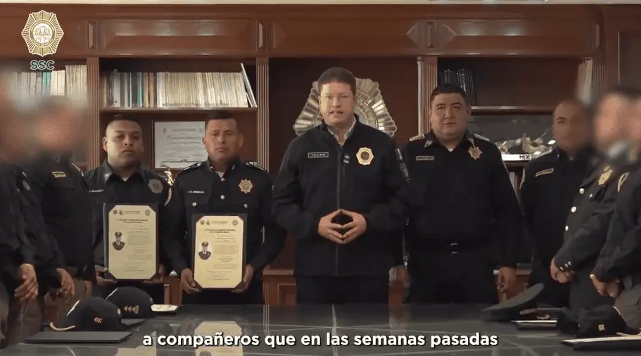 Ascienden y reconocen a 13 policías en CDMX por detención de generadores de violencia y actos heroicos