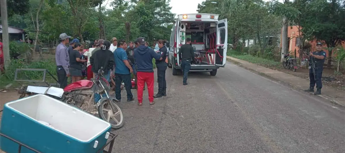 Motociclistas chocan de frente en Macuspana; hay 2 lesionados