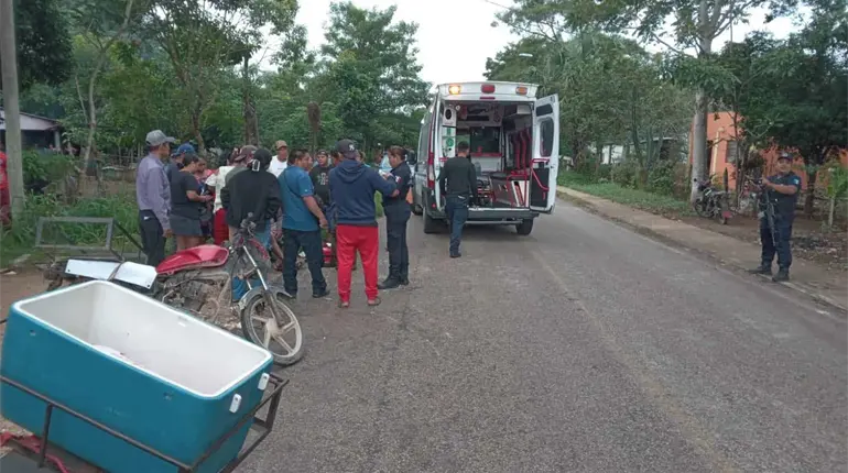 Motociclistas chocan de frente en Macuspana; hay 2 lesionados