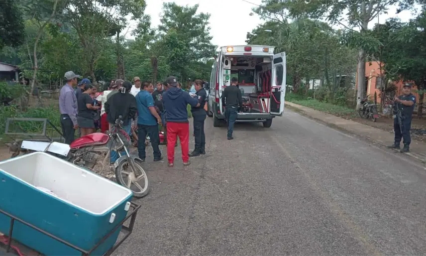 Motociclistas chocan de frente en Macuspana; hay 2 lesionados