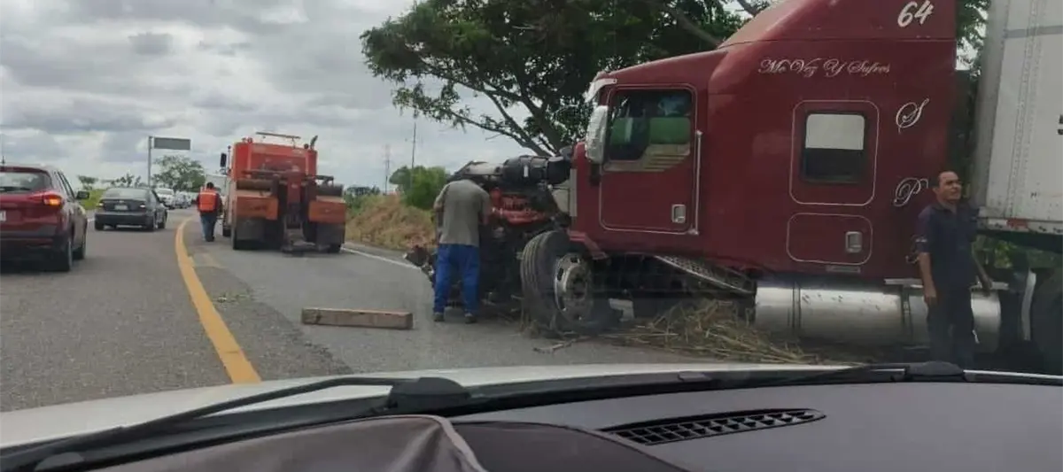 Conductor de tráiler pierde control de la unidad y se sale de la carretera Frontera-Villahermosa