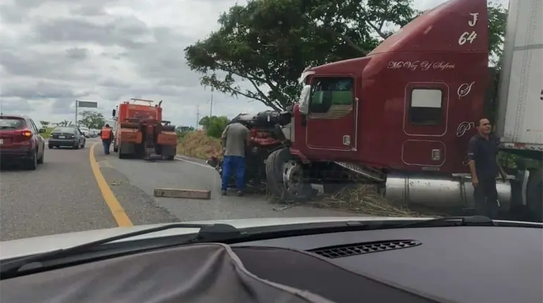 Conductor de tráiler pierde control de la unidad y se sale de la carretera Frontera-Villahermosa