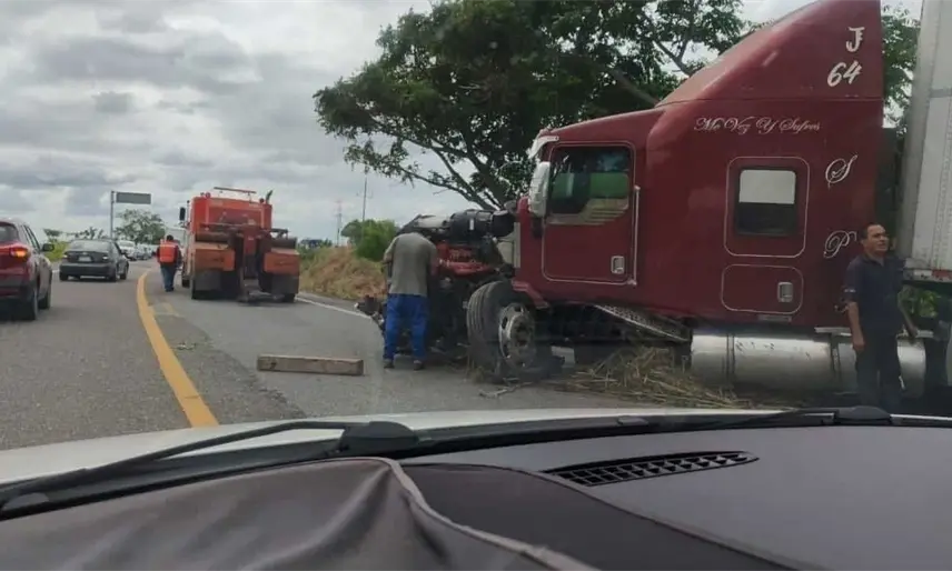 Conductor de tráiler pierde control de la unidad y se sale de la carretera Frontera-Villahermosa