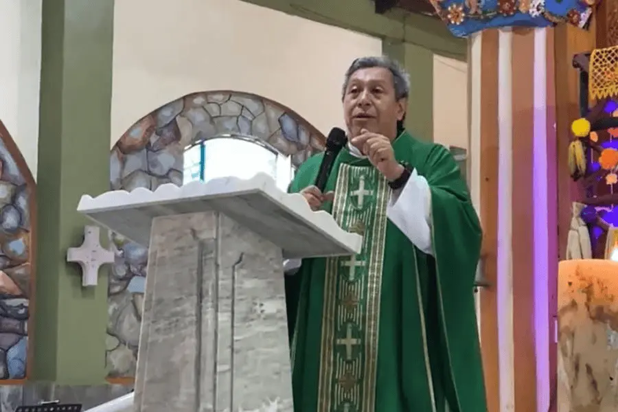 Advierte padre Camacho de predicadores que usan la palabra de Dios para hacer "negocios"
