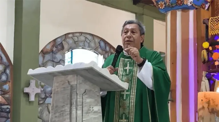 Advierte padre Camacho de predicadores que usan la palabra de Dios para hacer "negocios"