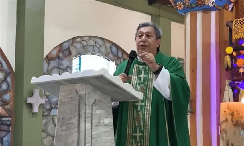Advierte padre Camacho de predicadores que usan la palabra de Dios para hacer "negocios"