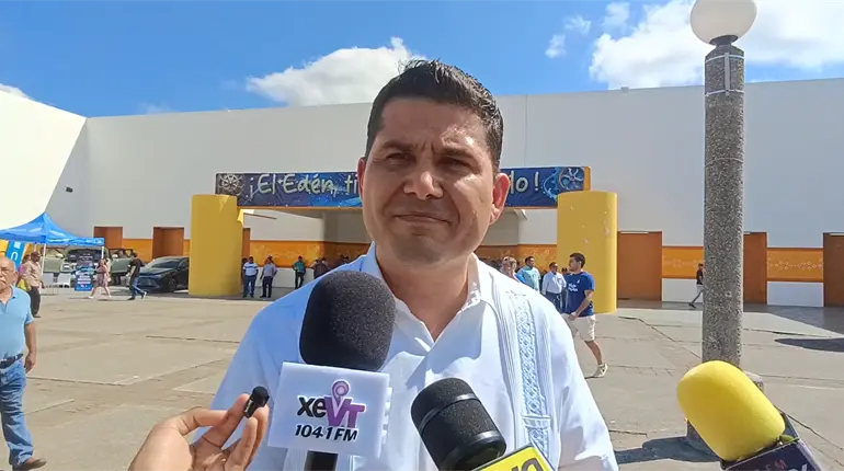 Delimita Protección Civil tránsito peatonal frente al hotel Robert Palace ante caída de vidrios del edificio