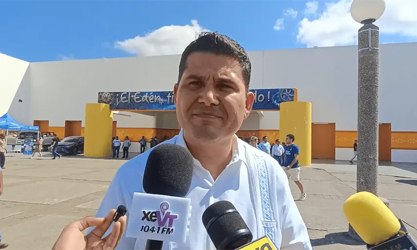 Delimita Protección Civil tránsito peatonal frente al hotel Robert Palace ante caída de vidrios del edificio