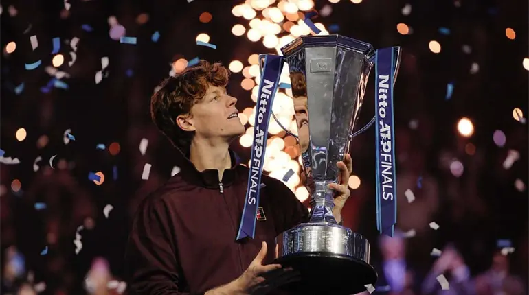 Jannik Sinner vence a Carlos Alcaraz y retiene el título de las ATP Finals