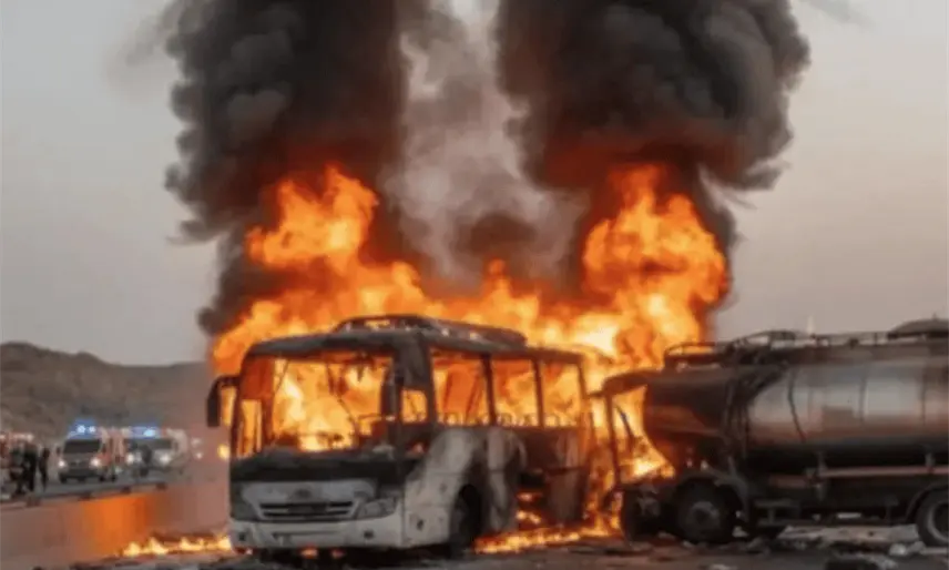 Reportan al menos 45 peregrinos muertos tras accidente de autobús en Arabia Saudita