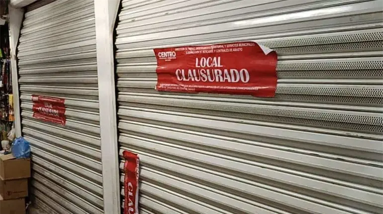 Acusa locataria del Pino Suárez que administración se niega a devolverle su local