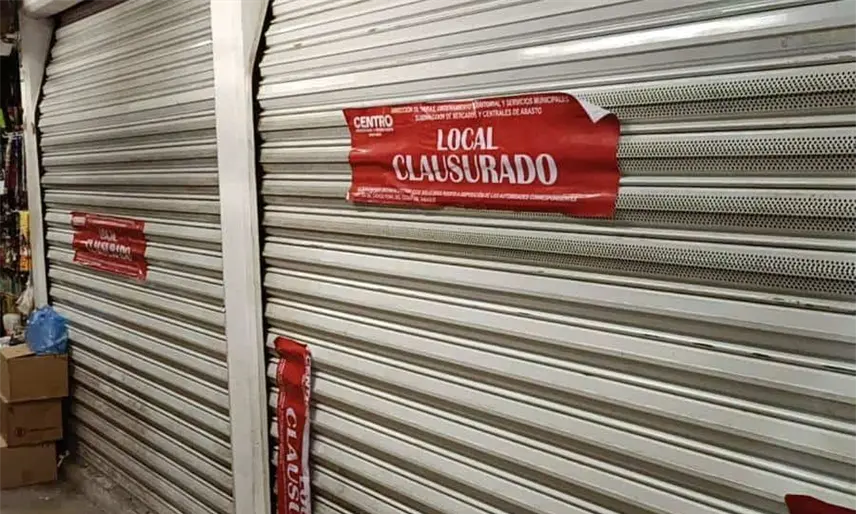 Acusa locataria del Pino Suárez que administración se niega a devolverle su local