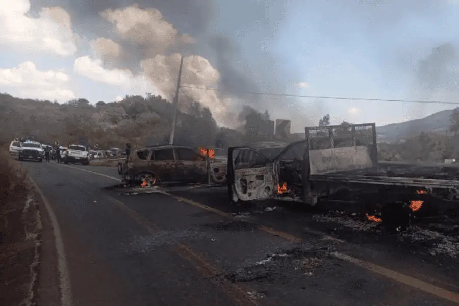 Bloquean carreteras y queman vehículos tras operativo contra presunto líder criminal en Michoacán