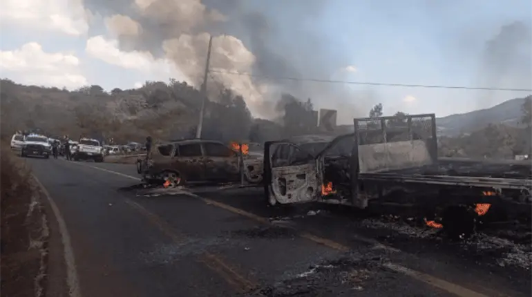 Bloquean carreteras y queman vehículos tras operativo contra presunto líder criminal en Michoacán
