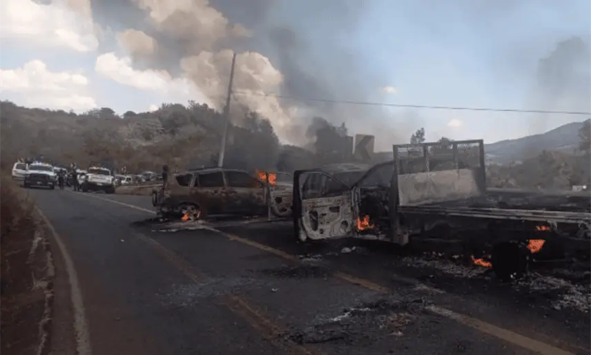 Bloquean carreteras y queman vehículos tras operativo contra presunto líder criminal en Michoacán