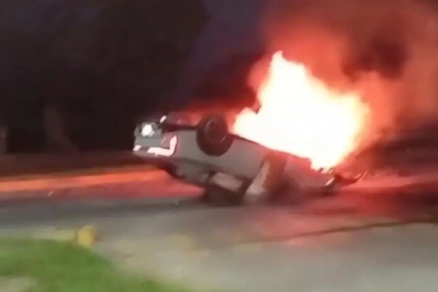 Automovilista choca, vuelca e incendia su auto en el Periférico de Villahermosa