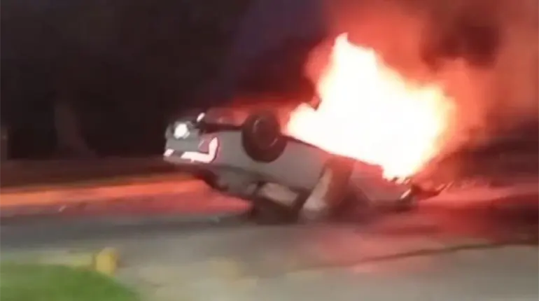 Automovilista choca, vuelca e incendia su auto en el Periférico de Villahermosa