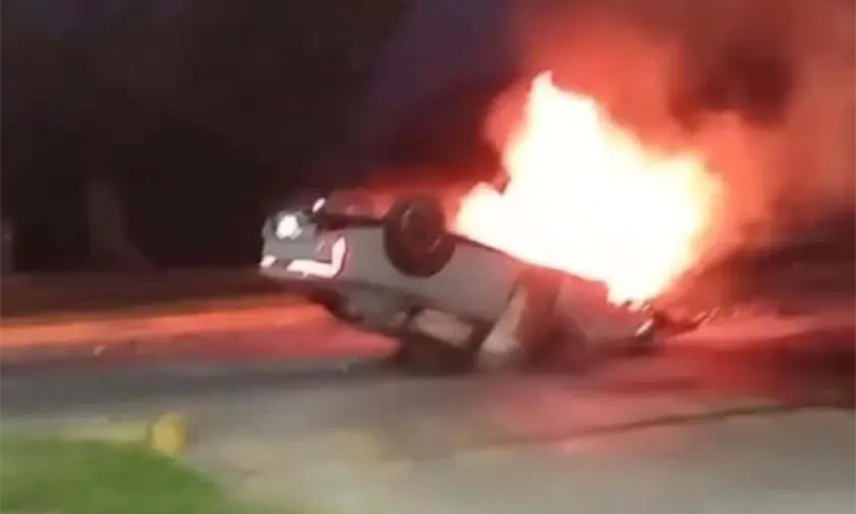 Automovilista choca, vuelca e incendia su auto en el Periférico de Villahermosa