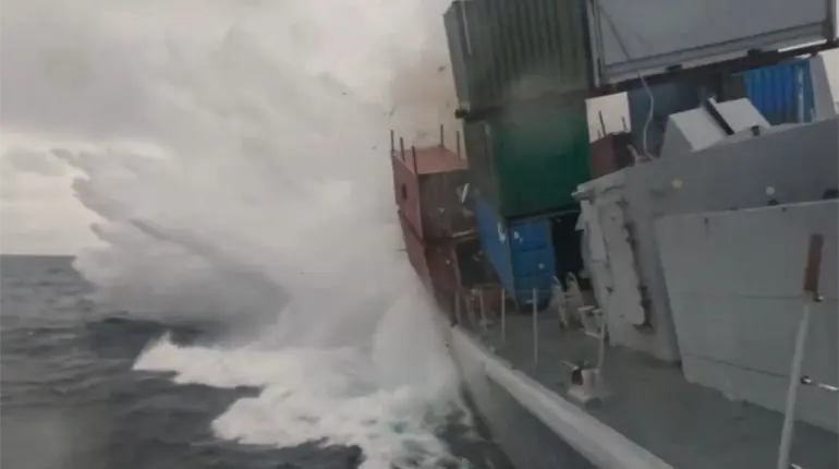Submarino de la OTAN hunde barco con torpedo durante ejercicio militar