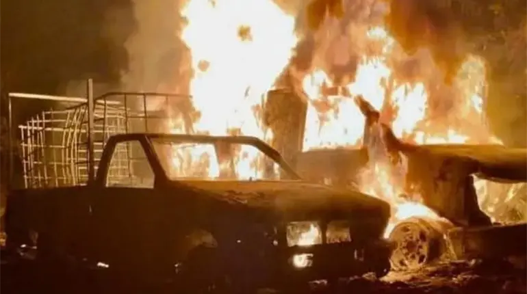 Se incendian tres camionetas ligadas al huachicol en Hidalgo