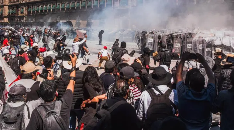 Pide Sheinbaum investigar al llamado "Bloque Negro" que hizo actos violentos en marcha de la Generación Z