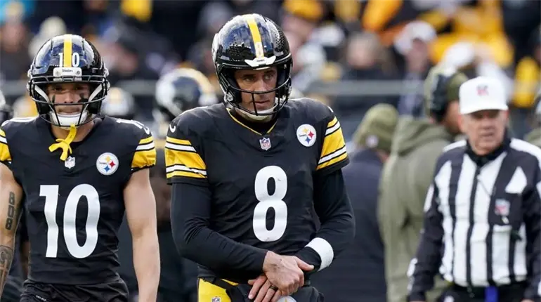 Aaron Rodgers, quarterback de Steelers no requeriría cirugía por fractura en muñeca