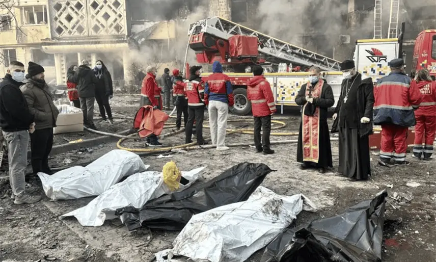 Bombardeo ruso asesina a 25 personas en Ucrania