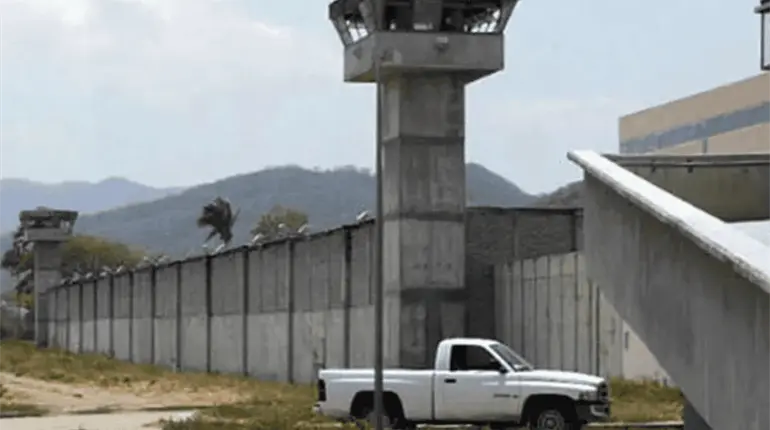 Se fuga interno de penal en Puerto Vallarta