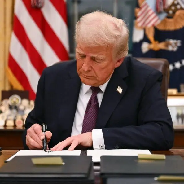 Trump firma ley para hacer públicos archivos del caso Epstein