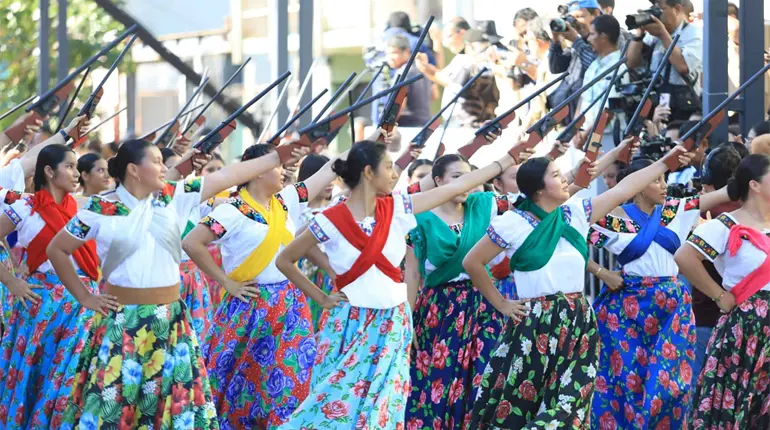 Desfilan casi 5 mil atletas, estudiantes y fuerzas federales en Tabasco por 115 aniversario de la Revolución Mexicana