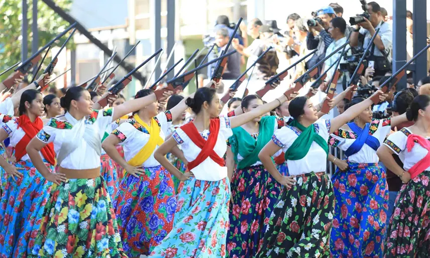 Desfilan casi 5 mil atletas, estudiantes y fuerzas federales en Tabasco por 115 aniversario de la Revolución Mexicana