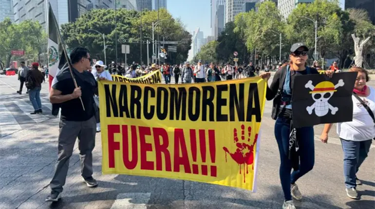 Marcha de la "Generación Z" es contenida por presencia policial en Paseo de la Reforma, CDMX