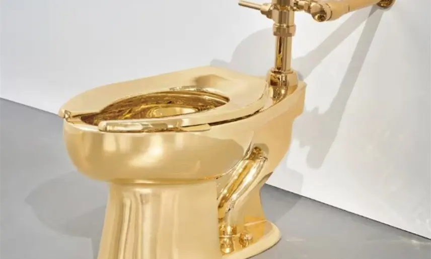 Subastan retrete de oro sólido en más de 12 mdd en Nueva York