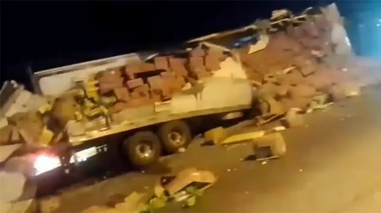 Vuelca tráiler sobre la Teapa - Villahermosa; la vía se encuentra cerrada a la altura de El Encanto