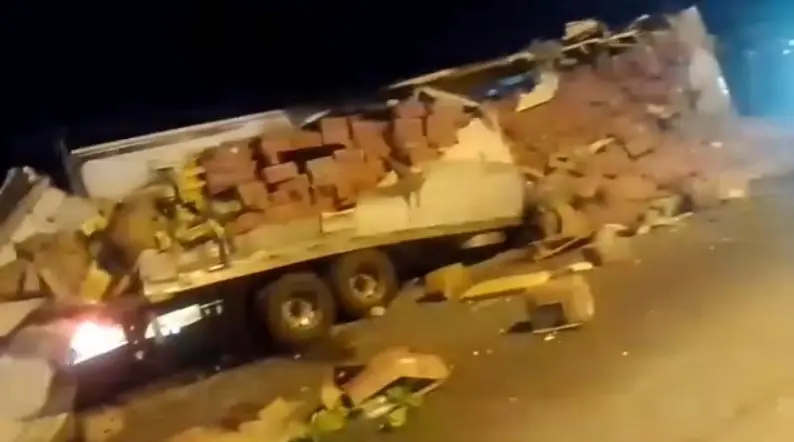 Vuelca tráiler sobre la Teapa - Villahermosa; la vía se encuentra cerrada a la altura de El Encanto