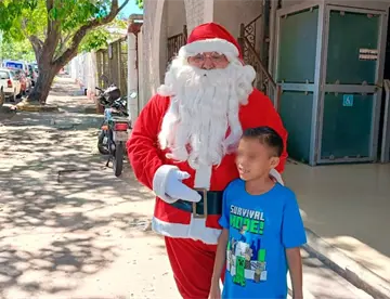Celebrará ‘Santa Taxista’ 15 años regalando juguetes a niños de escasos recursos