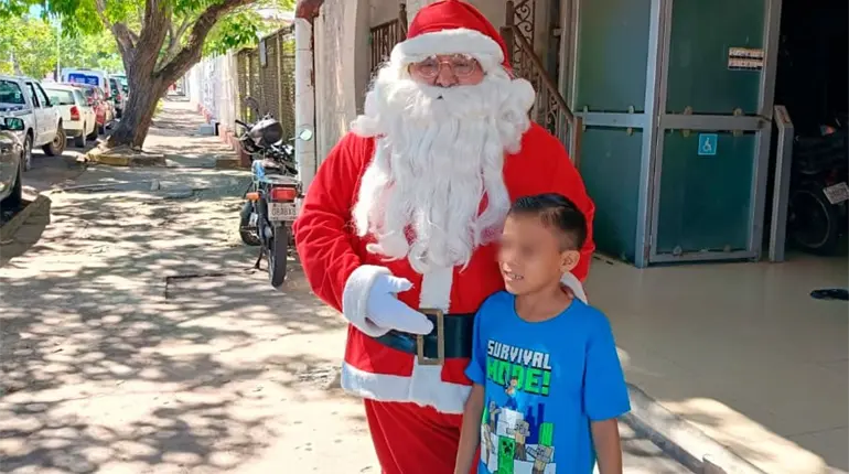 Celebrará ´Santa Taxista´ 15 años regalando juguetes a niños de escasos recursos