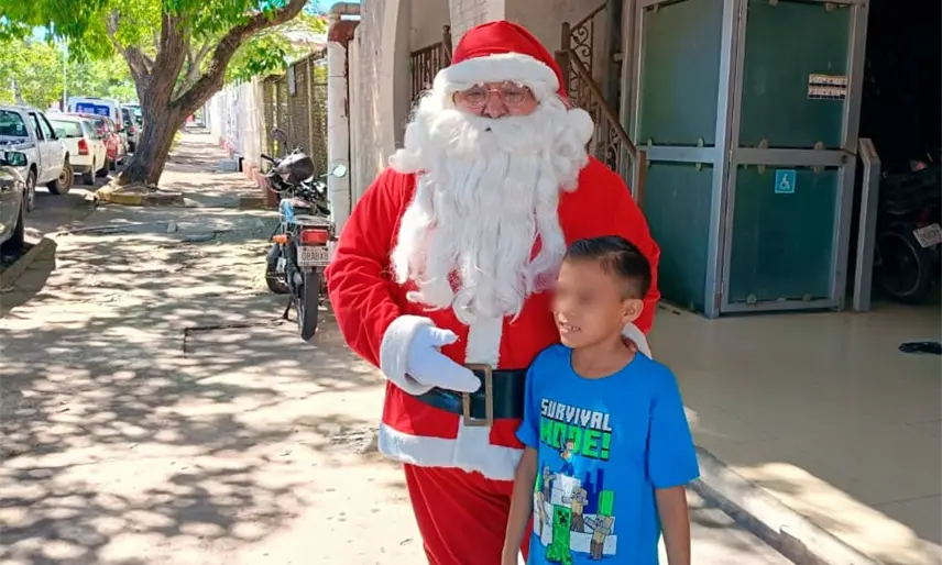 Celebrará ´Santa Taxista´ 15 años regalando juguetes a niños de escasos recursos
