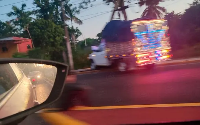 Camioneta choca con poste de CFE en la Nacajuca - Jalpa