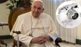 Subastan en 6.5 millones de euros una cámara Leica del papa Francisco